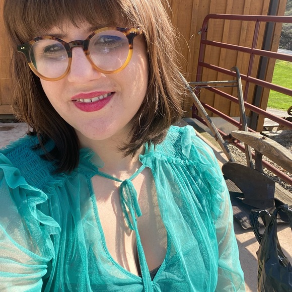 Meet your Posher, Elisa(uh-lyssa) - Picture 2 of 2